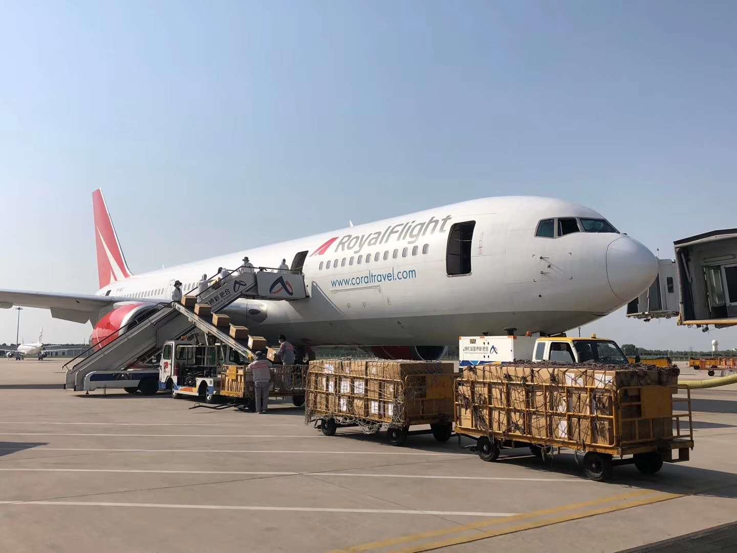 航空物流又稱飛機(jī)運(yùn)輸，是以飛機(jī)為運(yùn)輸工具，在有航空線路和機(jī)場(chǎng)的情況下運(yùn)輸貨物的一種運(yùn)輸方式。在我國(guó)運(yùn)輸業(yè)中，航空運(yùn)輸仍然占全國(guó)運(yùn)輸量的比重相對(duì)較小，主要承擔(dān)遠(yuǎn)程客運(yùn)的使命。隨著物流的快速發(fā)展，航空運(yùn)輸(圖1)
